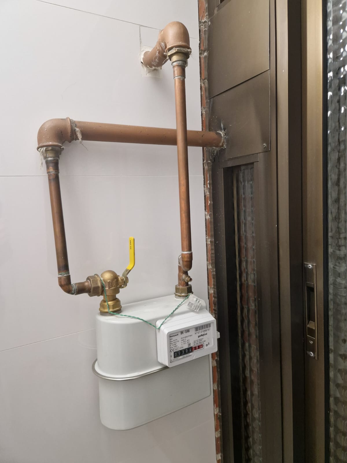 Instalación de tuberías de gas natural en vivienda de Madrid